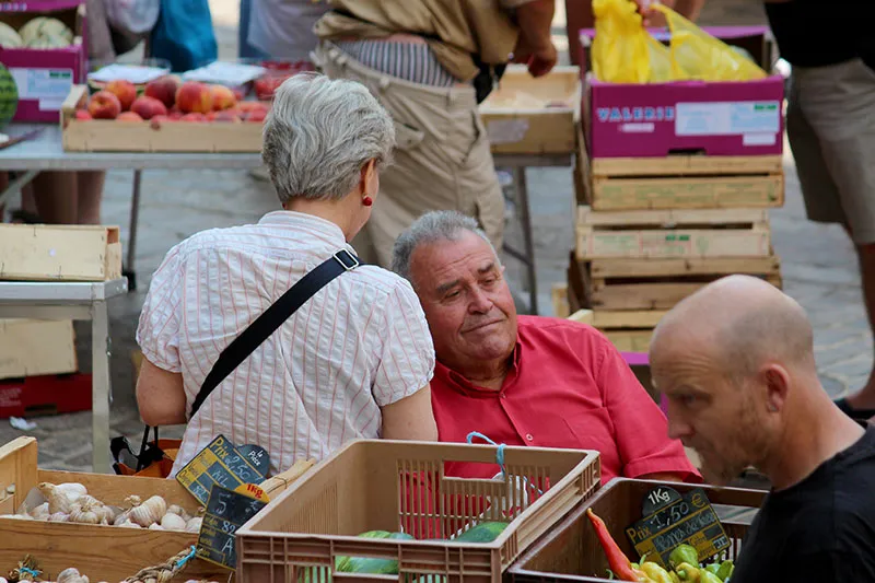 Rencontre de producteurs locaux sur marché du Rouergue en Aveyron