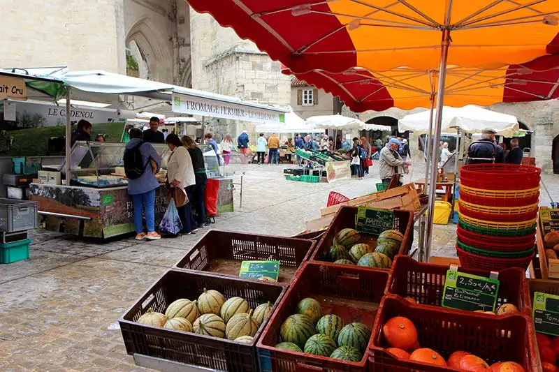 Fromager sur le marché à Villefranche de Rouergue en Aveyron